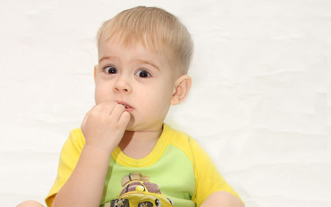 Почему ребенок грызет ногти: причины, что делать если ребенок грызет ногти - советы психолога
