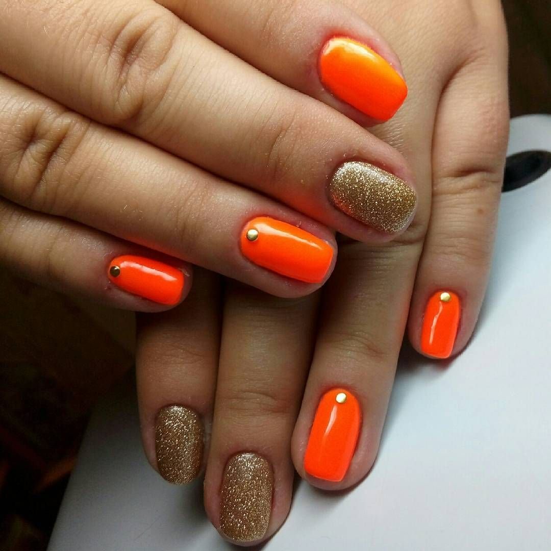 Оранжевый гель лак на ногтях