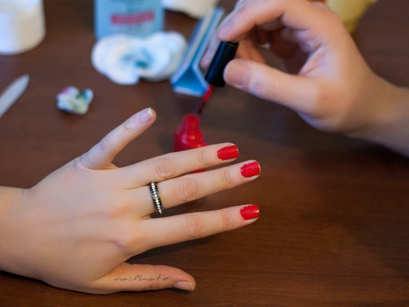 Как накрасить ногти двумя цветами