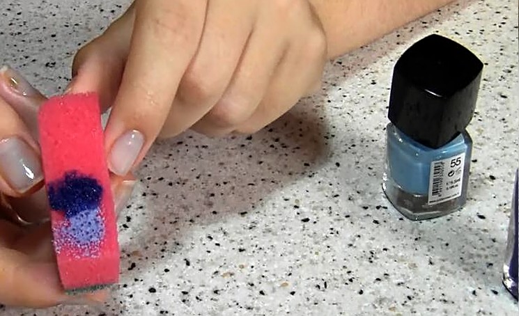 Маникюр из двух цветов лака: фото и как можно накрасить ногти двумя цветами, двухцветный френч, фен-шуй, омбре на ногтях и двухцветные ногти