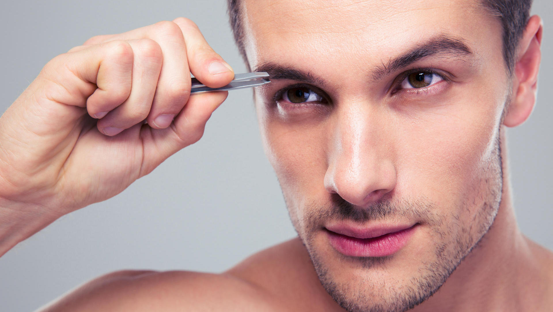 Как провести мужскую коррекцию бровей?