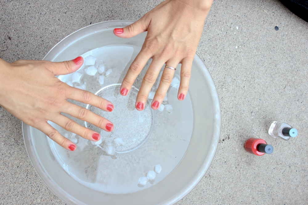 Подробное руководство как высушить лак на ногтях: подручные и проф средства