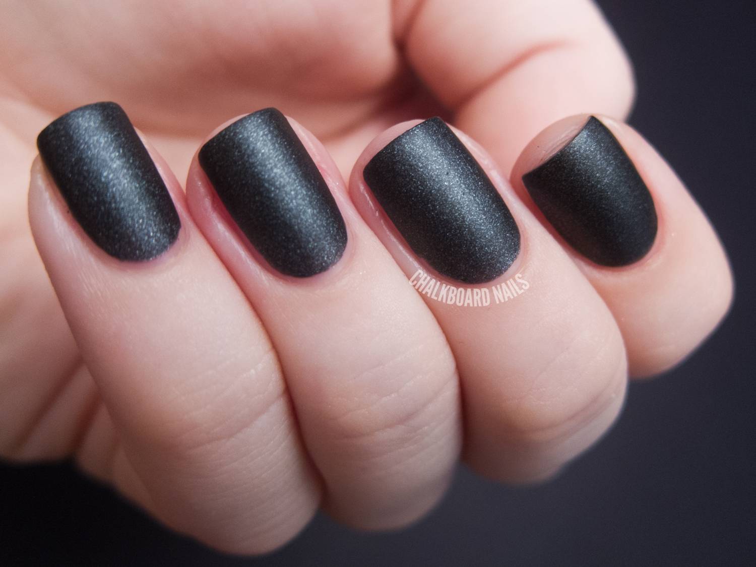 Черные матовые ногти с шиммером