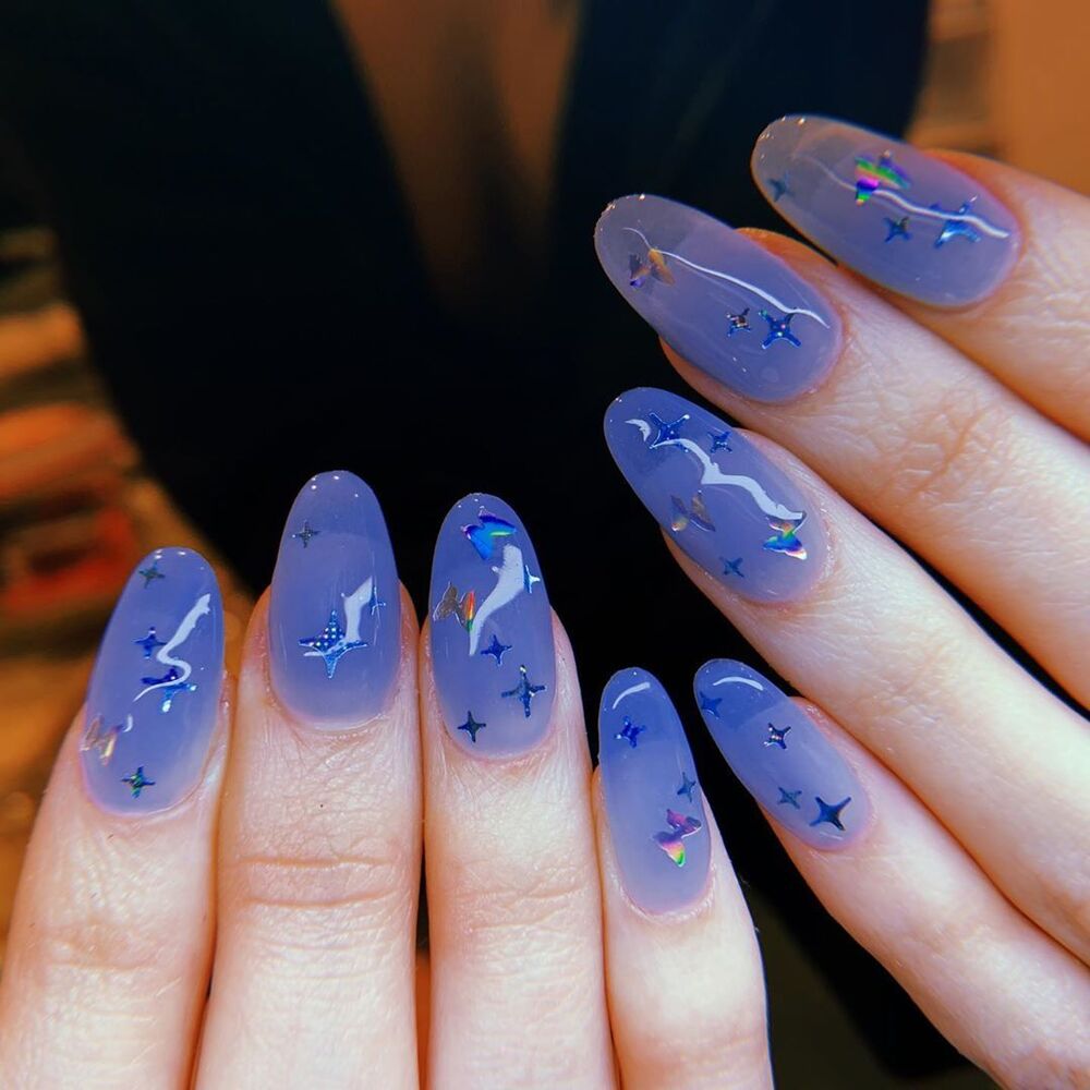 Прозрачные голубые ногти