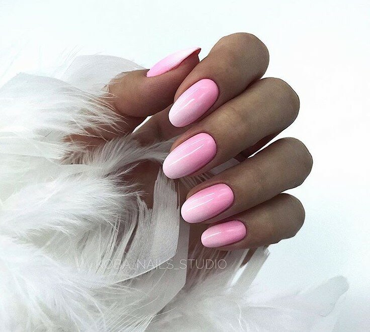 Длинные ногти с розовым гель-лаком имеют не такой вызывающий вид, как с ярк...