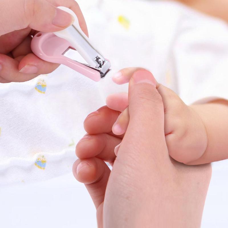 Когда и как стричь ногти новорожденному