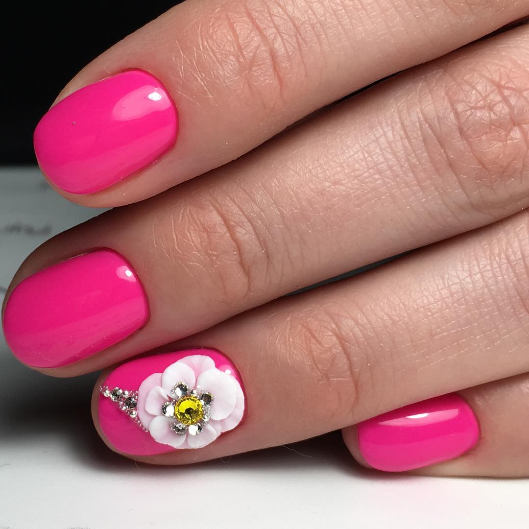 Дизайн ногтей с цветочками. Ногти с цветочками. Яркий розовый маникюр. Розовые ногти с цветочками. Летний маникюр на короткие ногти.