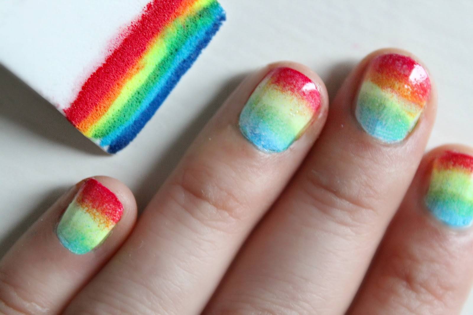 Накрасить ногти с помощью губки