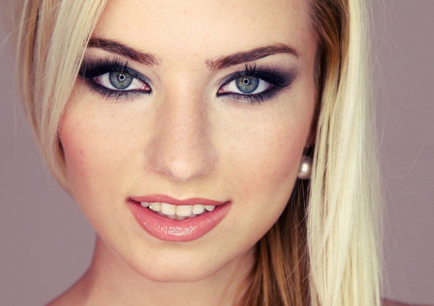 Как правильно красить голубые глаза: секреты макияжа