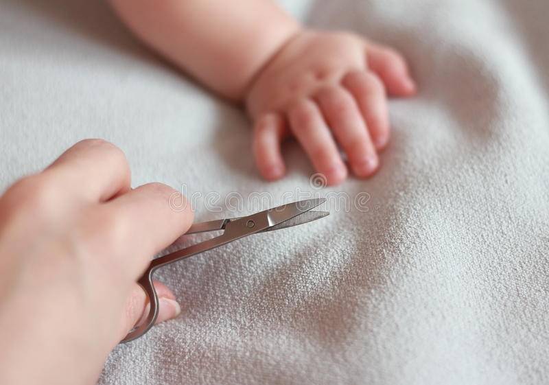 Ногти у новорожденных — когда и как стричь