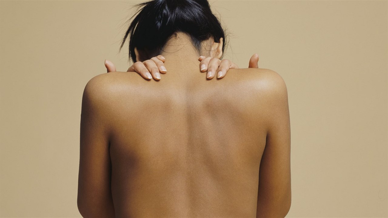 Прыщи на спине и плечах - почему возникают, как побороть