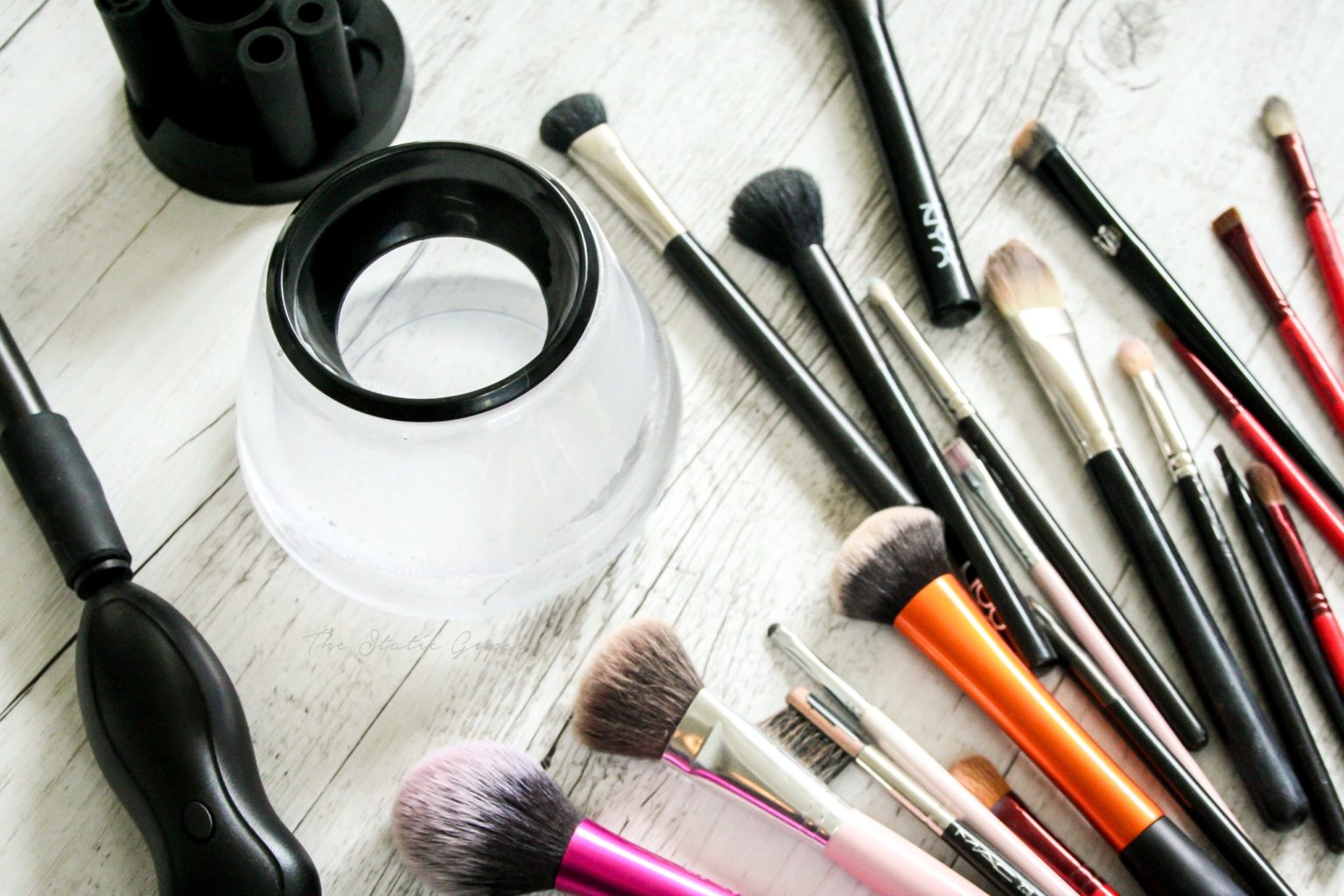 Как правильно чистить кисти для макияжа?