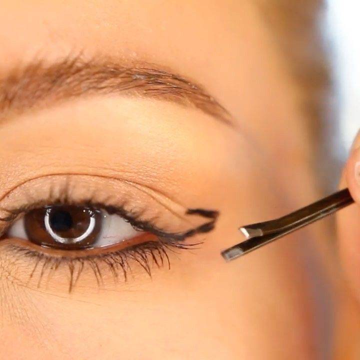 Как поэтапно рисовать красивые стрелки на глазах карандашом?
