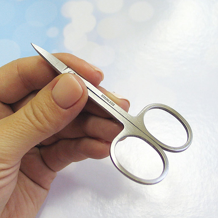 Как правильно держать маникюрные ножницы при стрижке ногтей